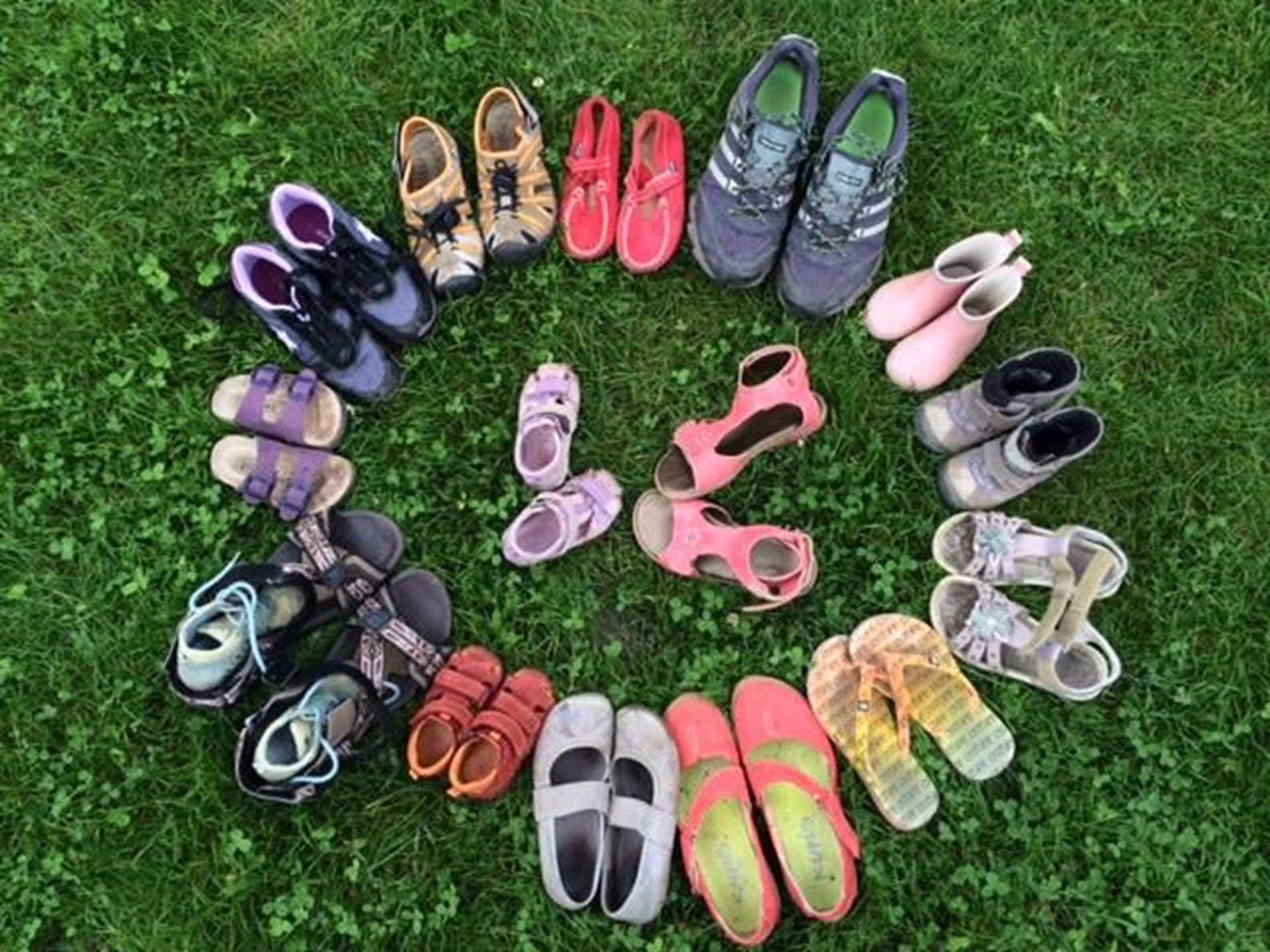 Schuhe von Kindern und Erwachsenen im Kreis