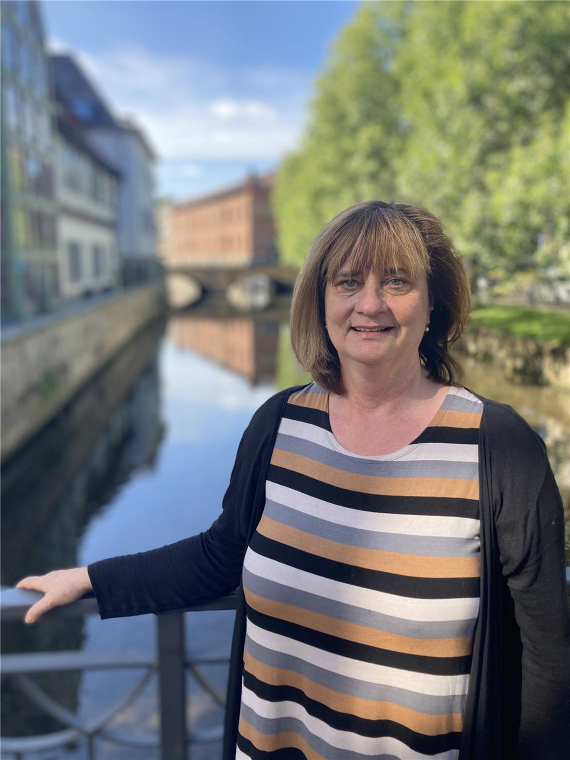 eine Frau lächelt in die Kamera