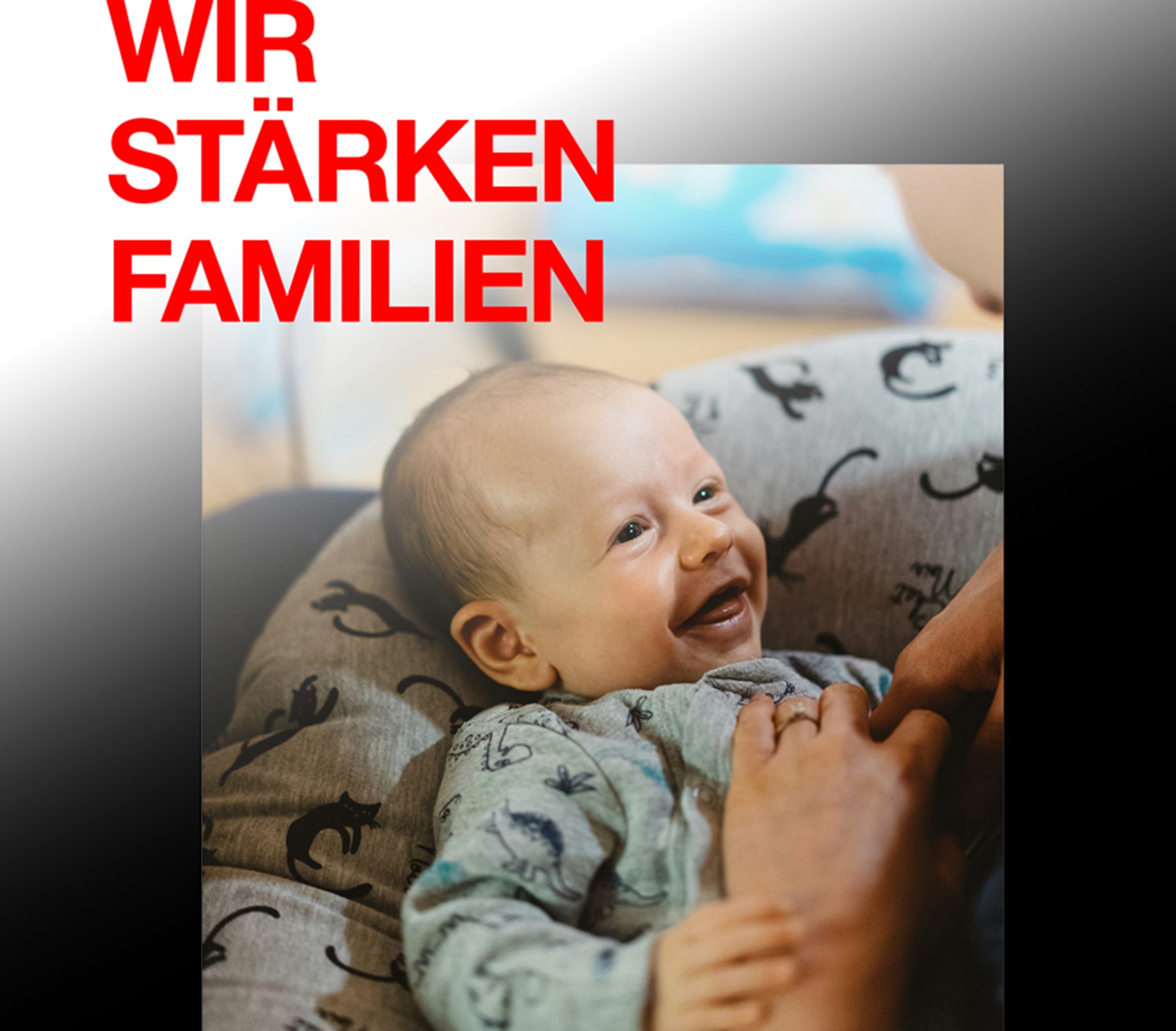 Ein Baby liegt auf dem Rücken und lacht seine Mama an, die sich über es beugt. Schriftzug: Wir stärken Familien 