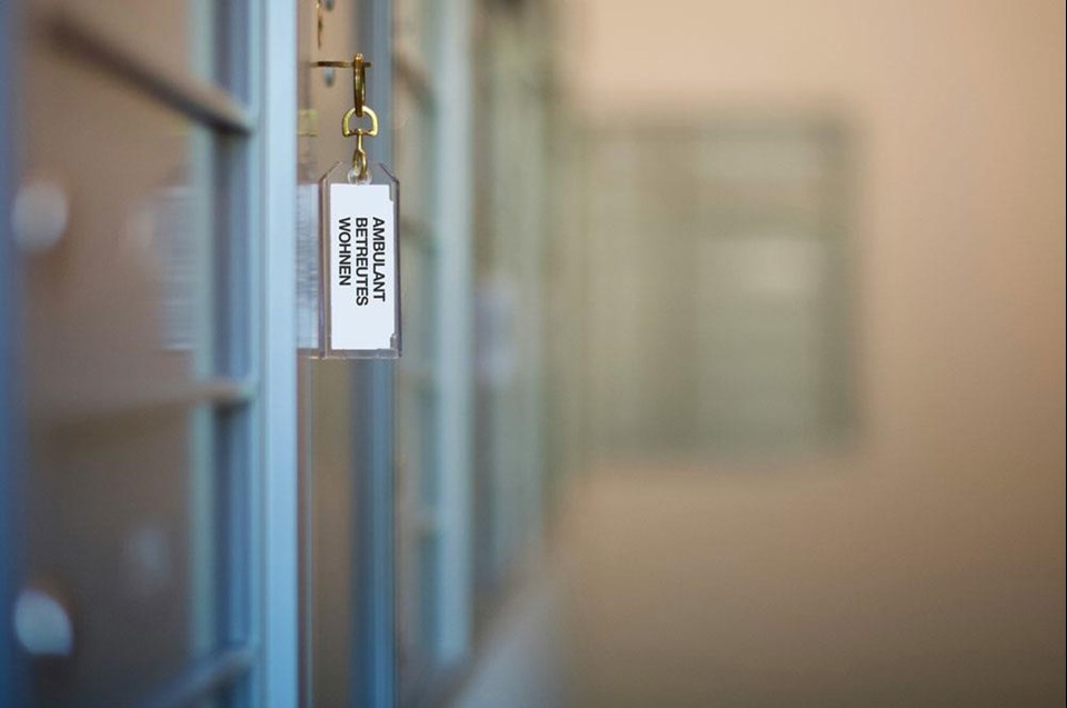 Schlüssel in Wohnungstür mit Aufschrift Ambulant Betreutes Wohnen