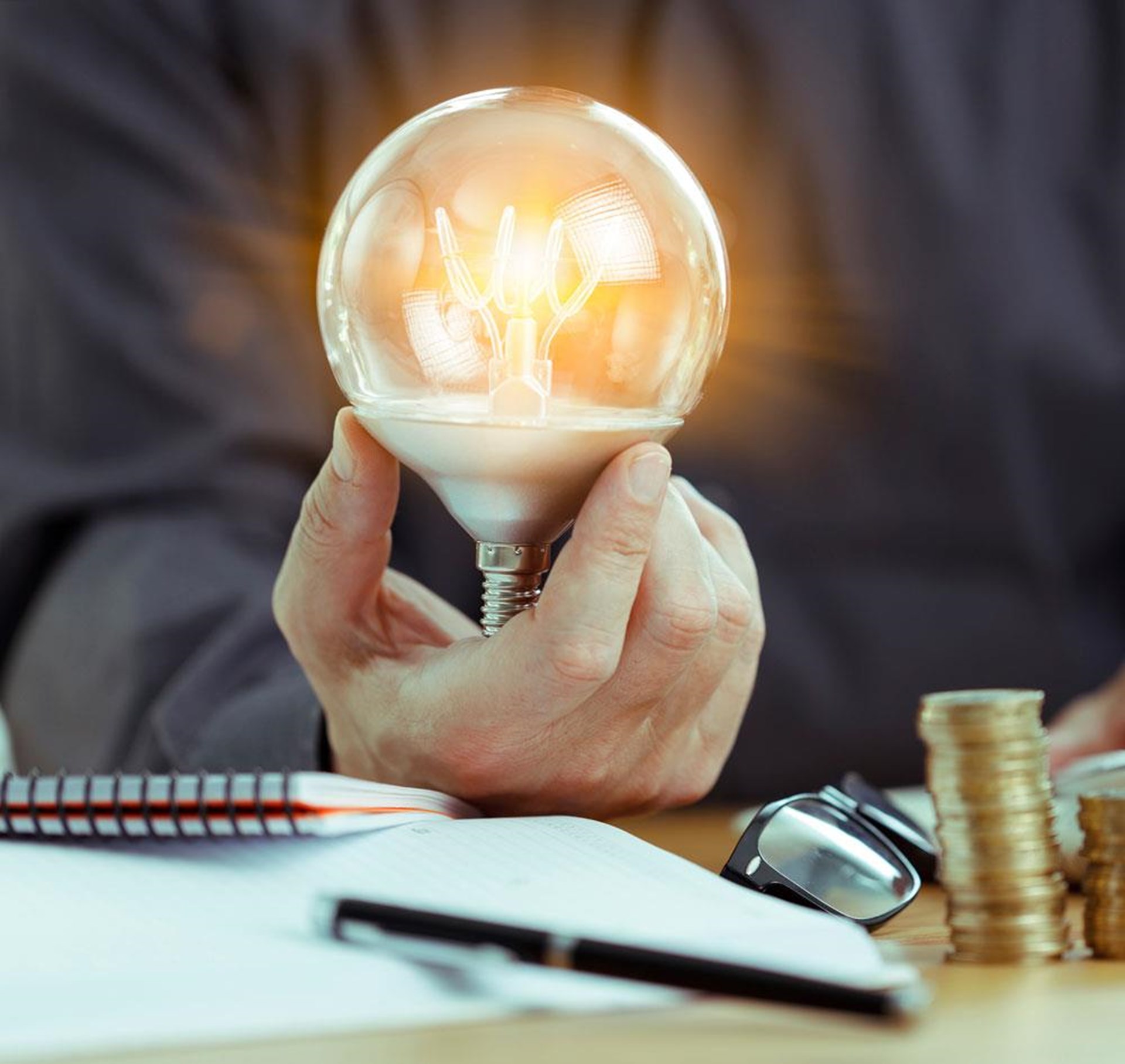Am Schreibtisch mit Berechnungen, Kleingeld, Glühbirne
