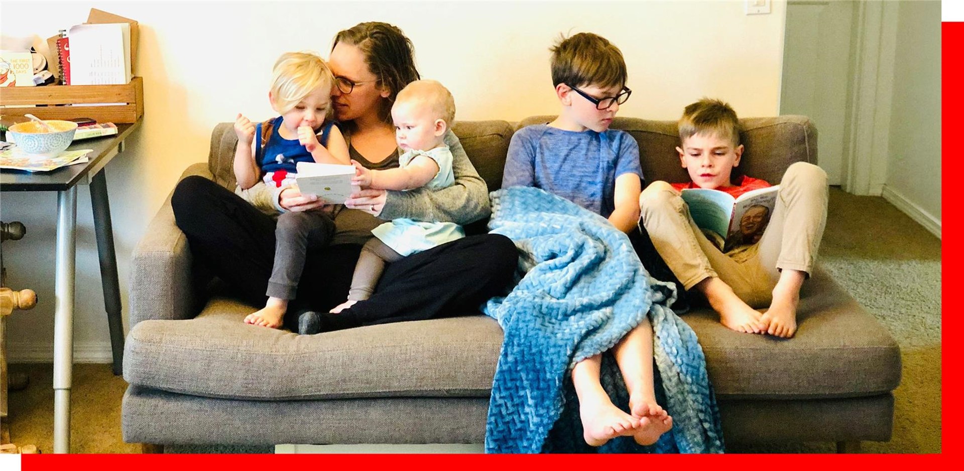 Mutter mit vier Kindern in der Wohnung