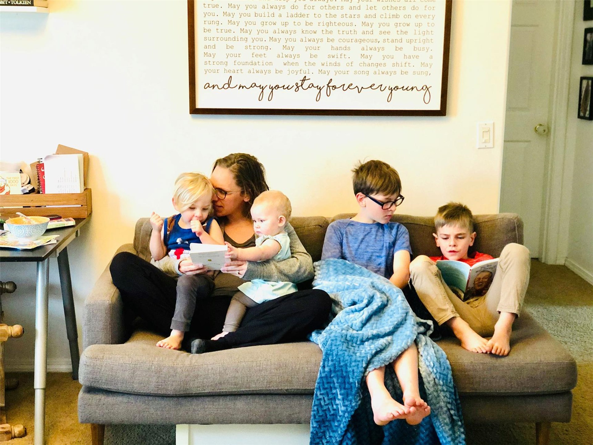 Eine Mutter mit vier Kindern in der Wohnung