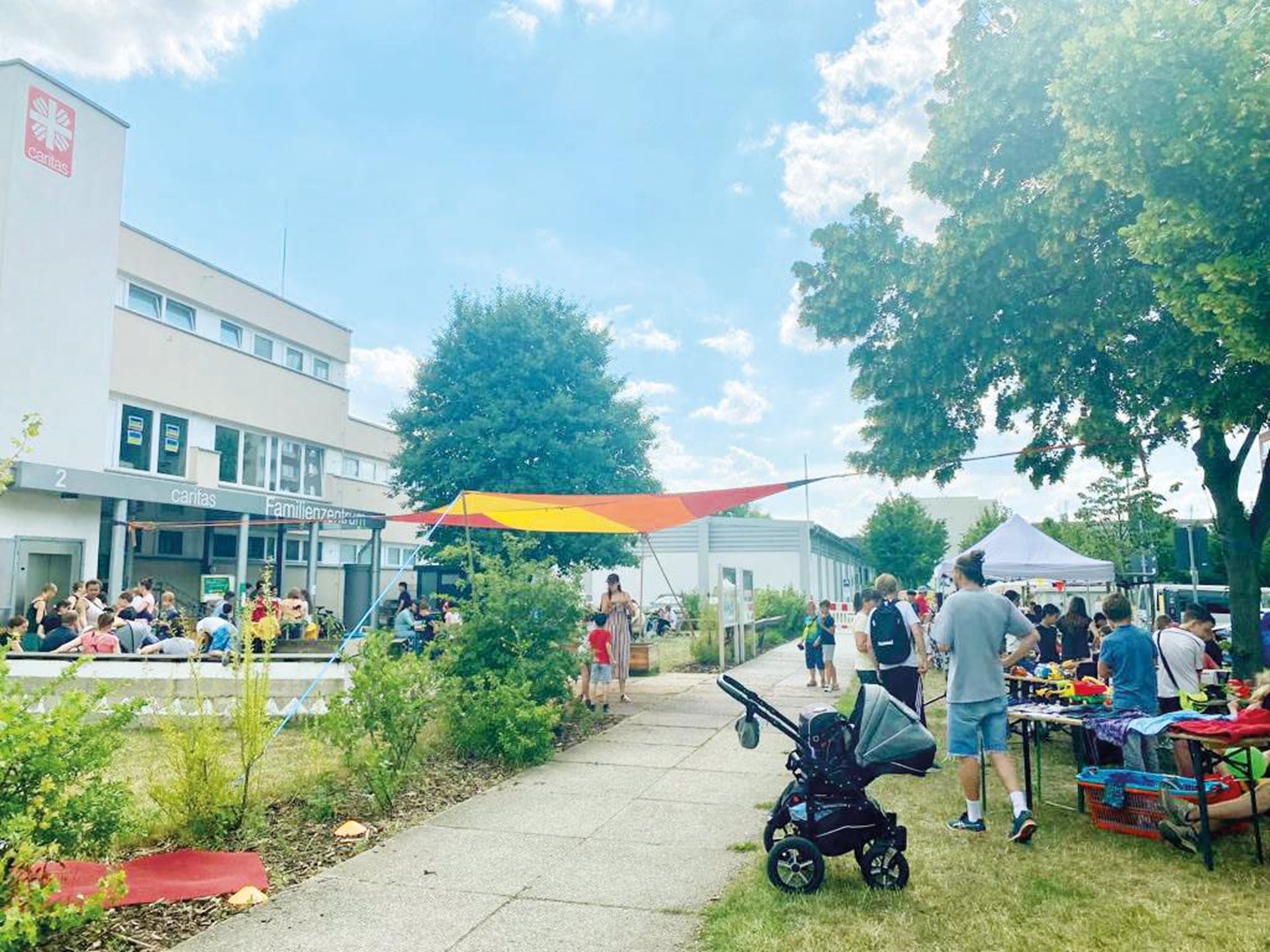 Viele Menschen in gelöster Stimmung vor einem Gebäude 